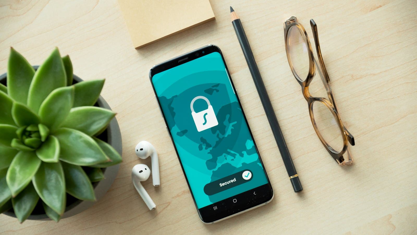 Móvil con un candado de seguridad sobre una mesa de trabajo