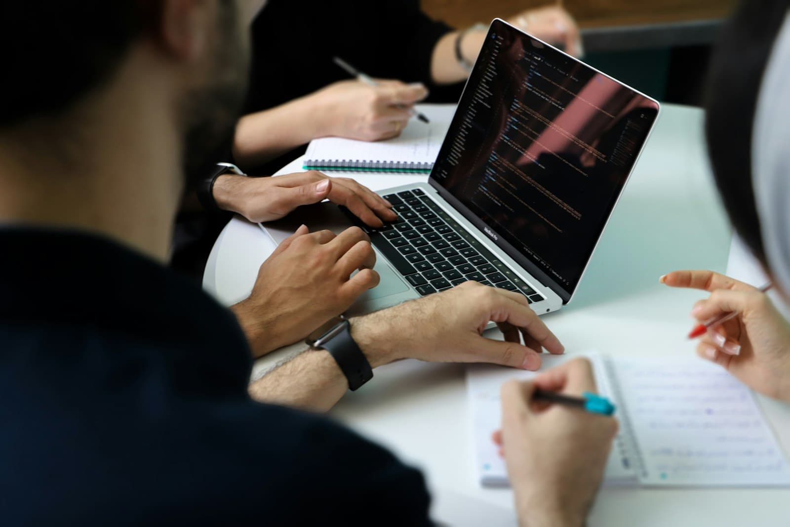 Equipo analizando datos en un portátil durante una reunión