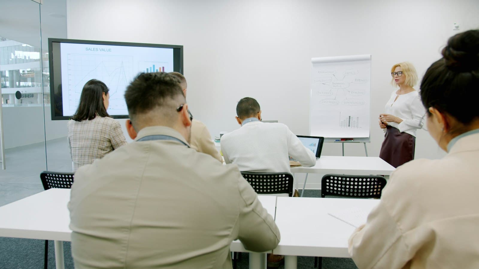 Sesión de formación en una sala con participantes