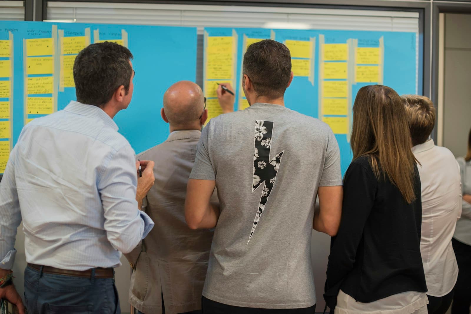 Equipo en un taller colaborativo con notas en la pared