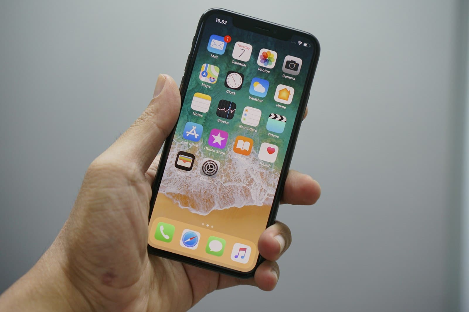 Mà subjectant un iPhone amb una aplicació