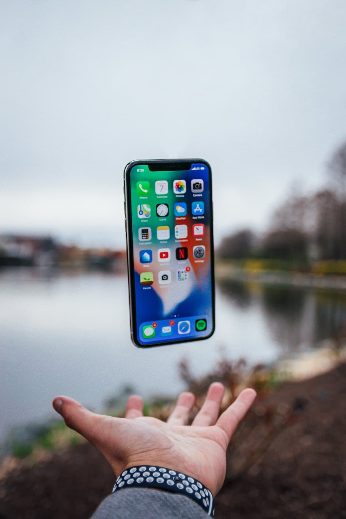 iPhone sobre un fons desenfocat