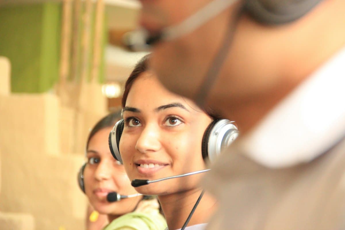 Agentes atendiendo llamadas con auriculares