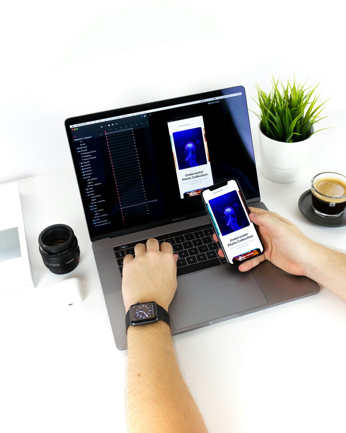 MacBook amb codi i un iPhone mostrant una app