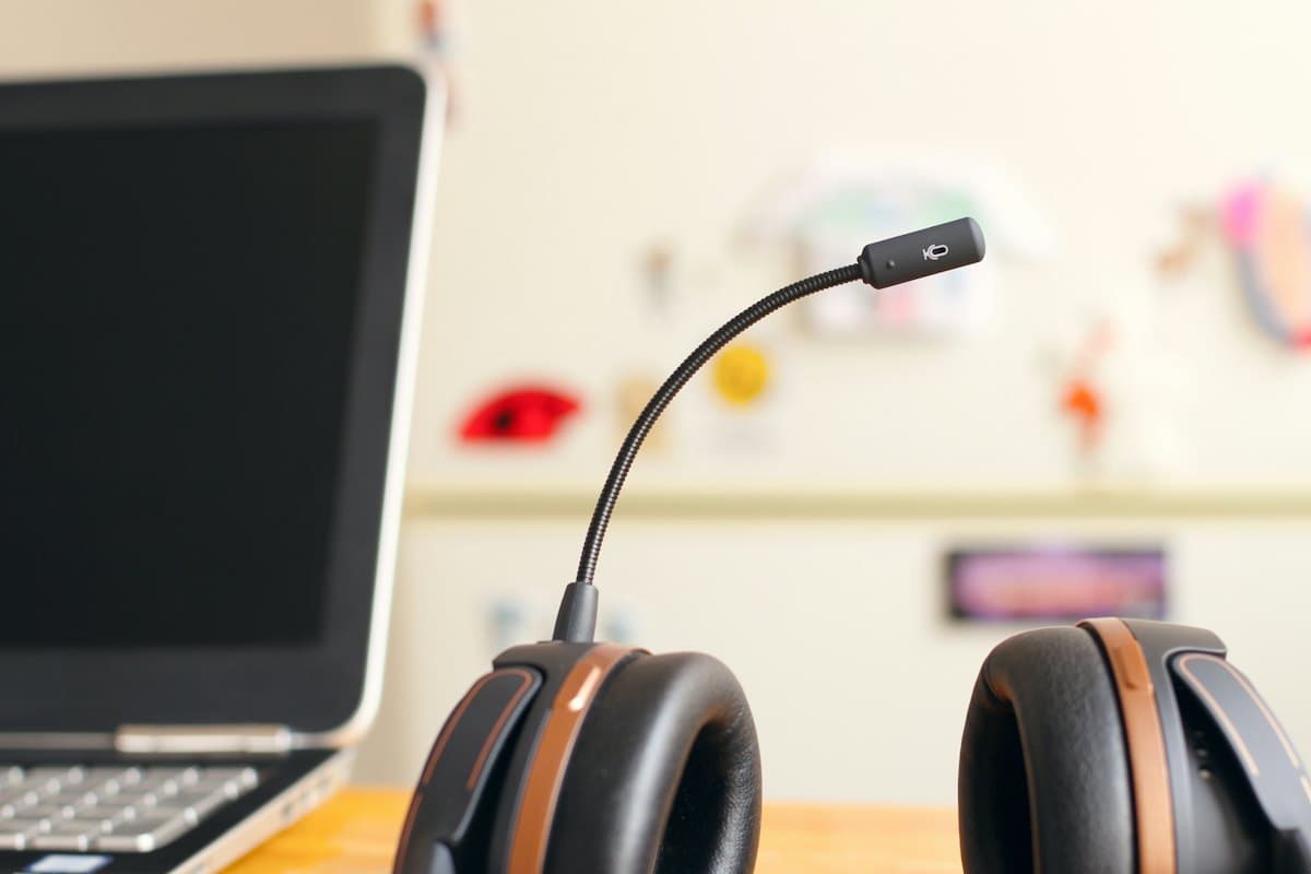 Auriculares de soporte técnico junto a un portátil