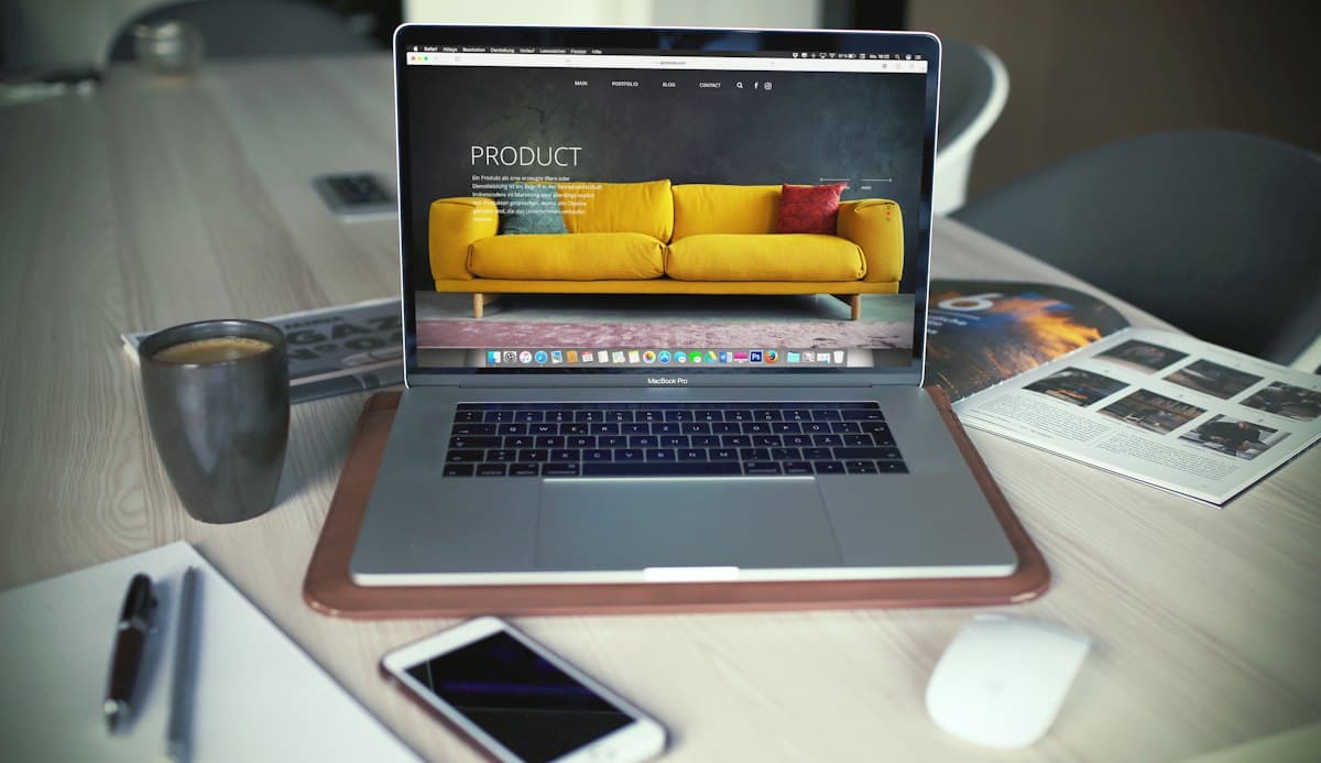 Portàtil mostrant una web corporativa