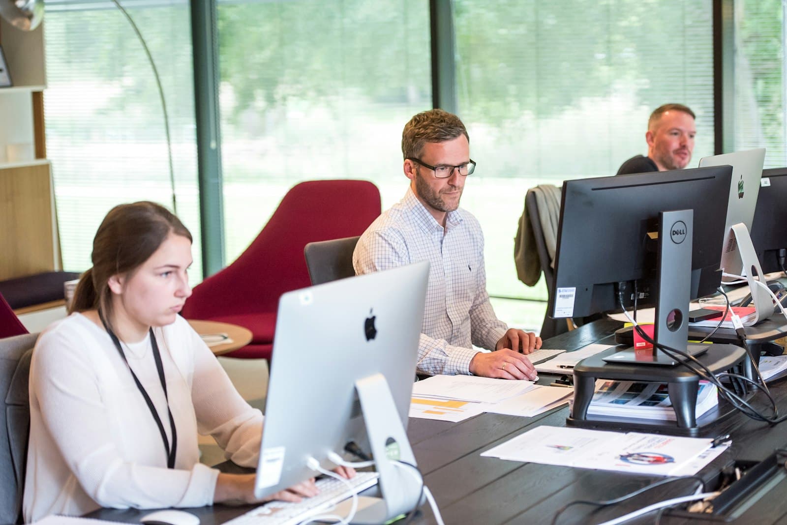 Puestos de trabajo de una oficina con equipos informáticos
